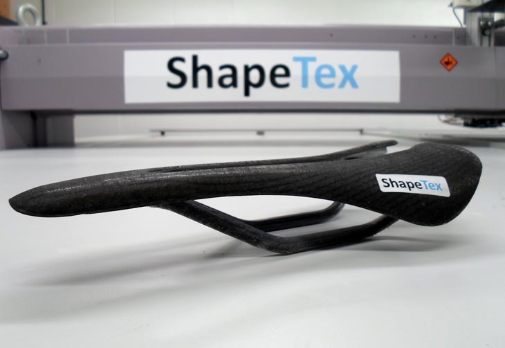 Mit ZSK Sticktechnologie hergestellter Fahrradsattel
