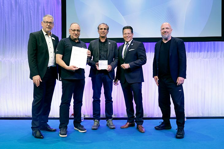 Vertreter von ZSK bei der Verleihung des „Texprocess Innovation Awards“ (Foto: Messe Frankfurt Exhibition GmbH/Thomas Fedra)