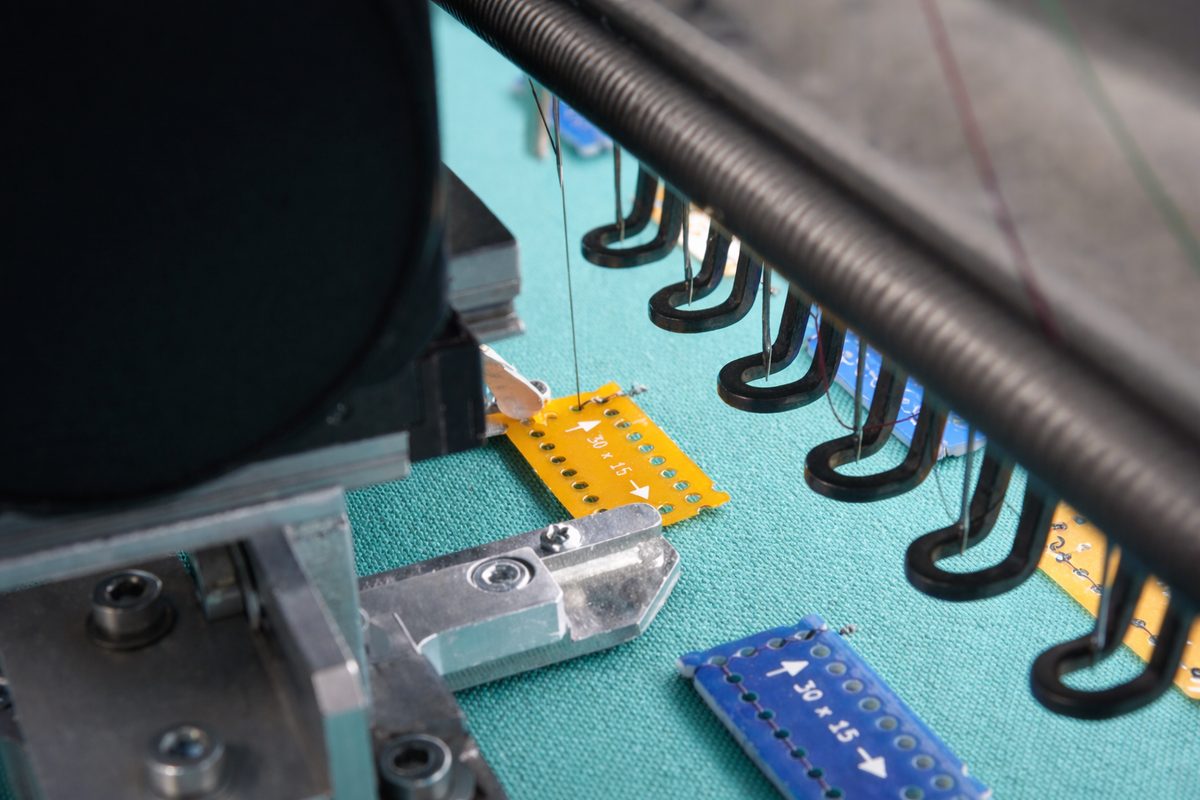 Starre und flexible PCB-Träger auf einem textilen Trägermaterial unter dem Stickkopf