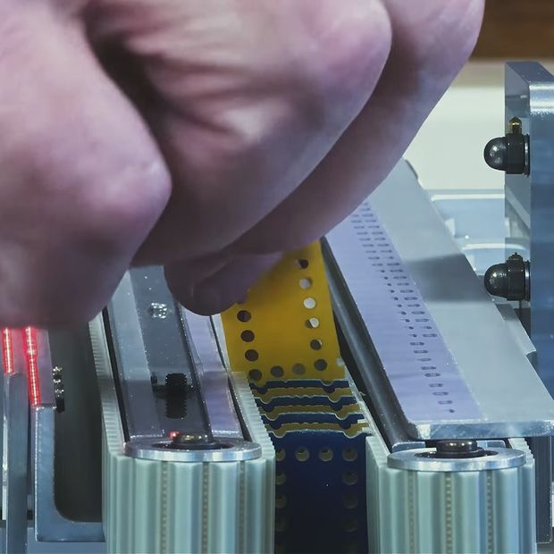 Schritt 1 — Starre und flexible PCB-Träger werden in das austauschbare Magazin eingelegt