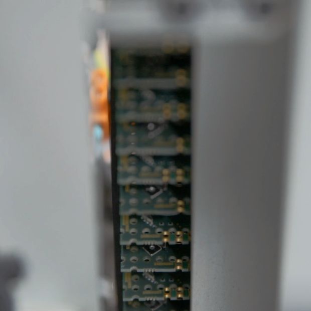 Schritt 2 — Die PCB-Träger werden dem Platzierungsmechanismus automatisch zugeführt