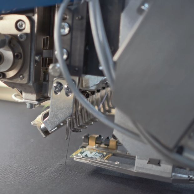 Schritt 3 — Die EP-30 positioniert die PCB an der programmierten Stelle im Stickfeld