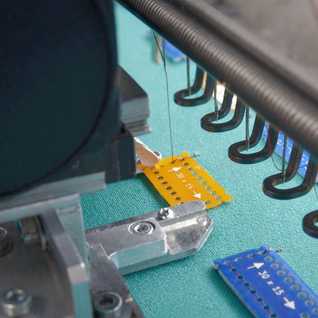 Schritt 4 — Der Stickprozess befestigt die PCB mechanisch auf dem Textil