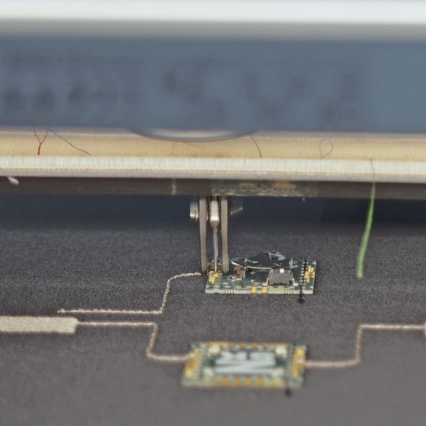 Schritt 5 — Leitfähige Garne stellen die elektrische Verbindung zwischen PCB und textilem Schaltkreis her